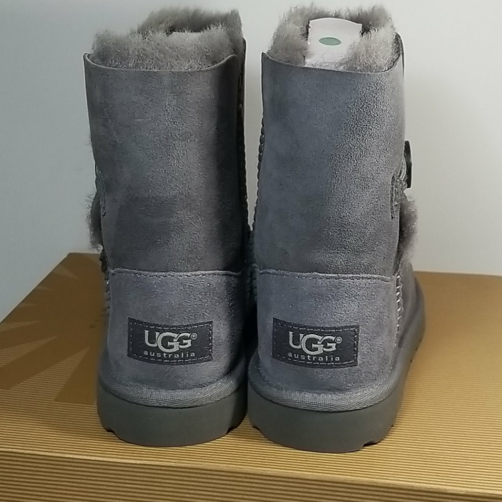 UGG Boots K Bailey Button Gray Kids size 13, 1 - Picture 3 of 4